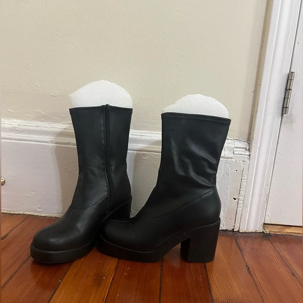 Size 9 Black heeled mid calf going out boots - Picture 1 of 3